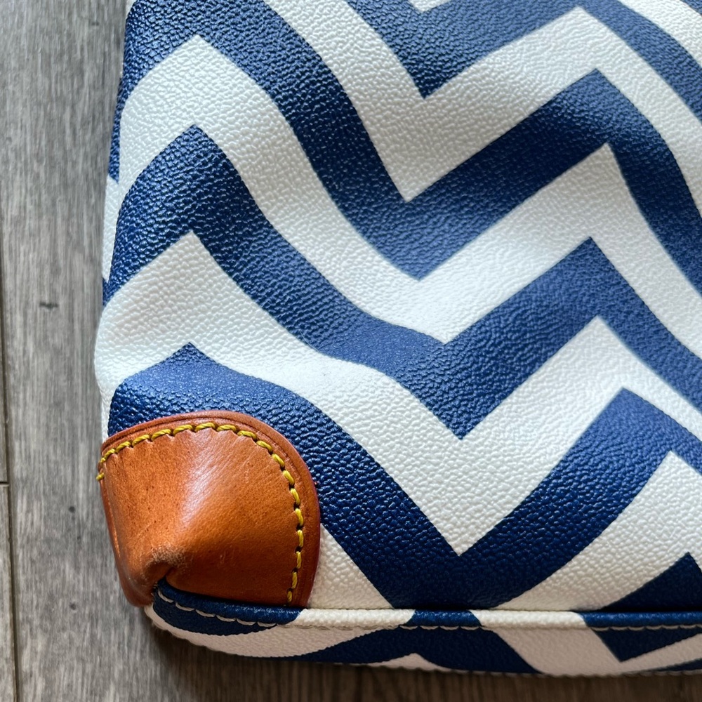 Dooney & Bourke Royal Blue & White Chevron Crossbody Bag Purse Leather - Picture 10 of 10